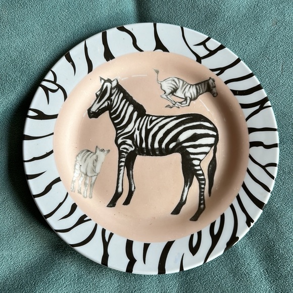Three Home Decor Plates 7.5” Safari Giraffe, Elephant, Zebra - Picture 9 of 11